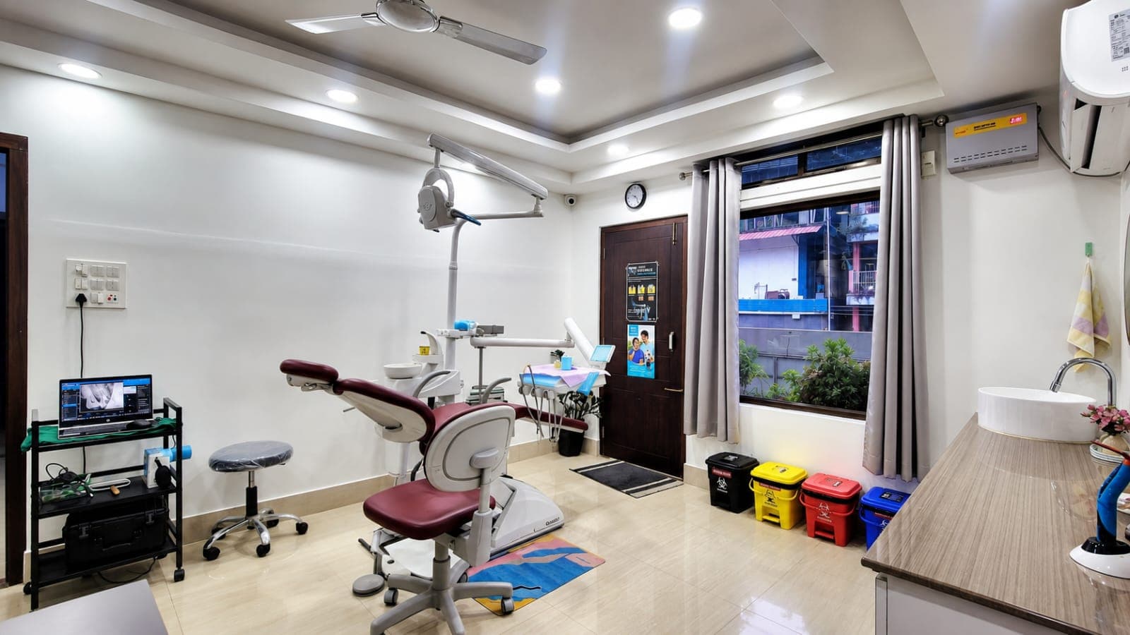 Treatment room with digital X-ray display